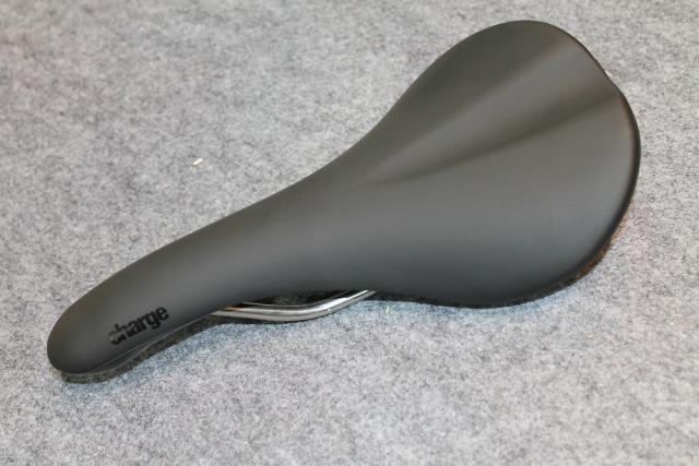 charge scoop saddle